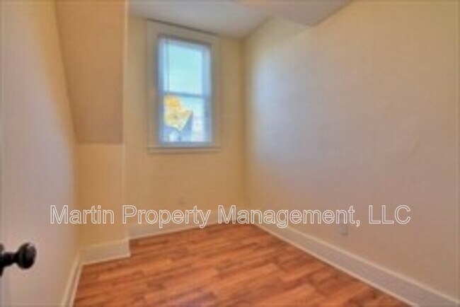 Building Photo - 14-14 Beltran St