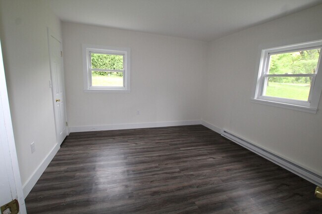 Building Photo - Large 4 bedroom, 2 bath home for rent in R...