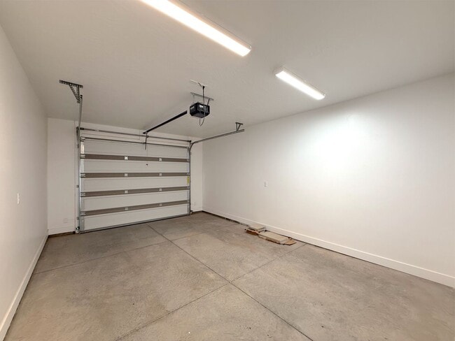 Building Photo - Brand New 3 bed, 2.5 Bath 1 car garage Townhome