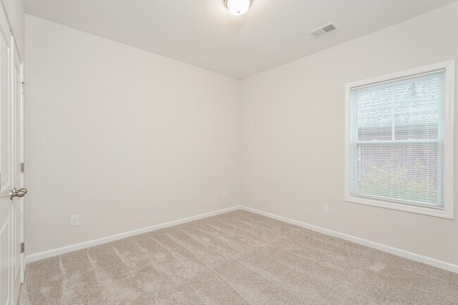 Building Photo - 446 Bainbridge Dr