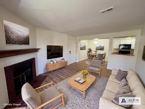 Building Photo - 2nd Floor 1bed/1bath with Laundry and Parking!