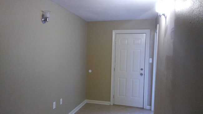 Building Photo - Spacious 3 Bedroom Townhome