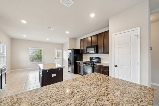 Building Photo - Price Improvement! This 4 bed, 2.5 bath ho...
