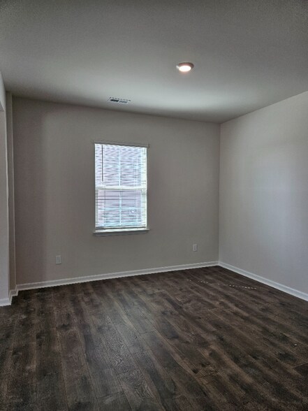 Building Photo - 186 Falcon Ln