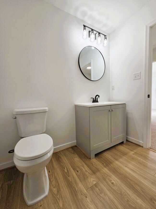 Building Photo - Large 3 story home located in Glenwood Park just minutes from downtown Richmond