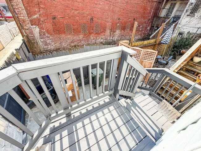 Building Photo - STUNNINGLY RENOVATED 5BR/2BA END UNIT ROW ...