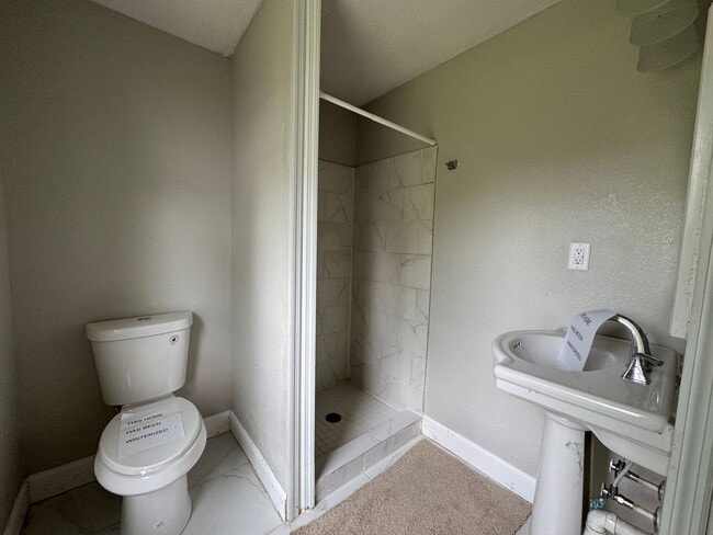 Building Photo - Welcome to this charming home in Portsmout...