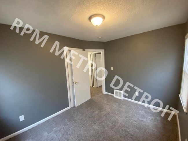 Building Photo - MOVE-IN READY BUNGALOW IN REDFORD