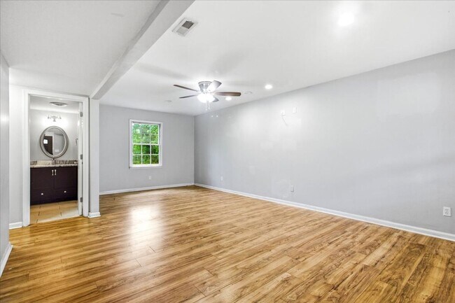 Building Photo - 208 Greenbriar Dr