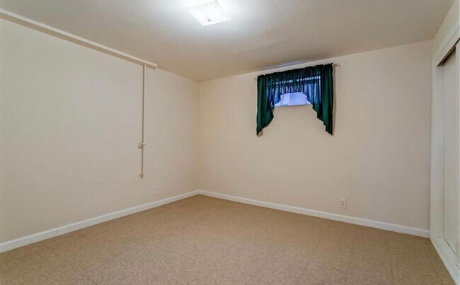 Building Photo - Large Aurora Lynn Knolls Home