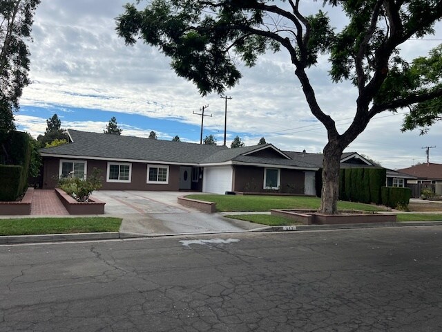 Building Photo - 413 S Colt St