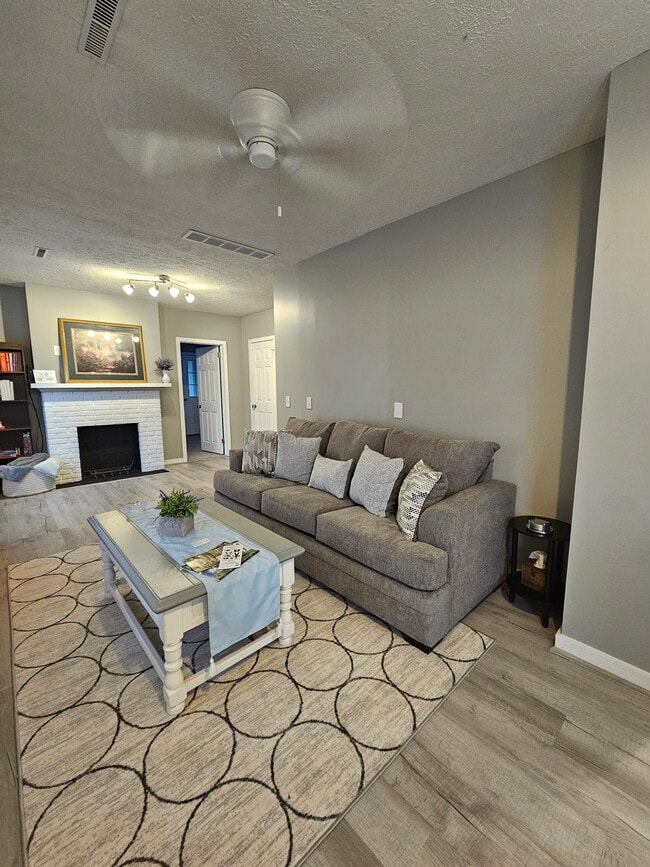 Building Photo - 115 W 5th Ave