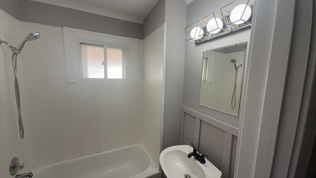 Building Photo - Charming 2-Bedroom Home in Toledo – Cozy & Convenient!