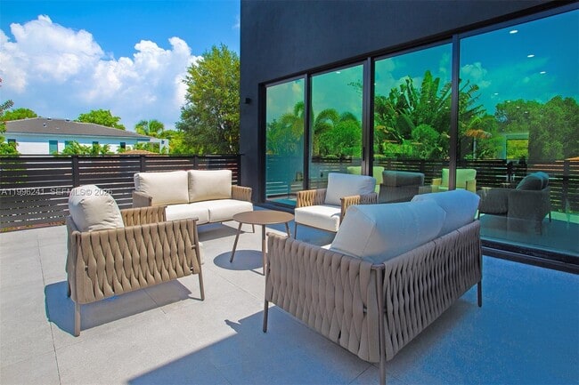 Building Photo - 420 SW 15th Rd