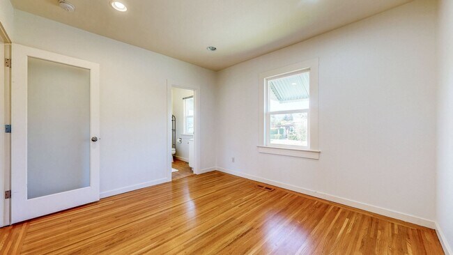 Building Photo - Charming 2 bedroom 1.5 bath plus office ho...