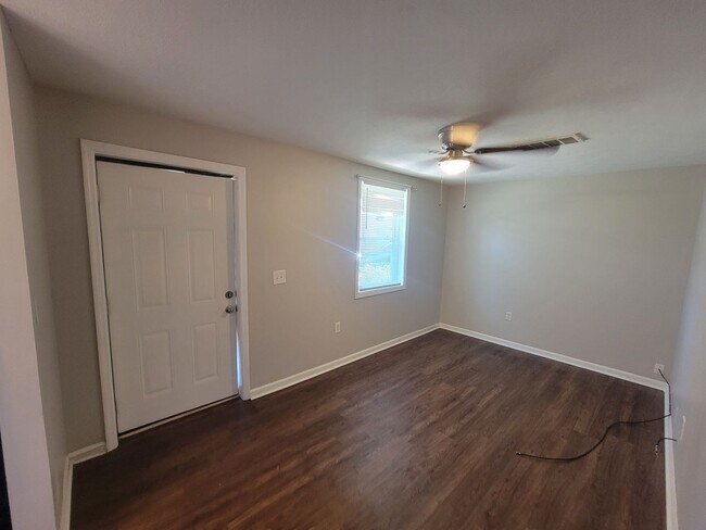 Building Photo - 113 Main St