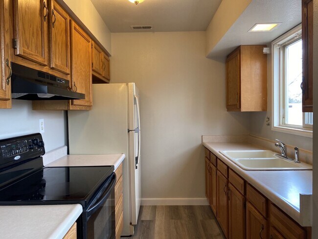 Building Photo - 2 Bedroom 2 Bath Townhome w/ large 2 car garage - Freshly remodeled - Available Now