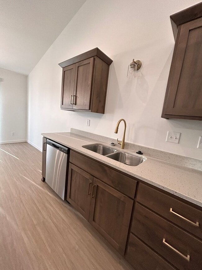 Building Photo - 3 Bed 3 Bath TownHome