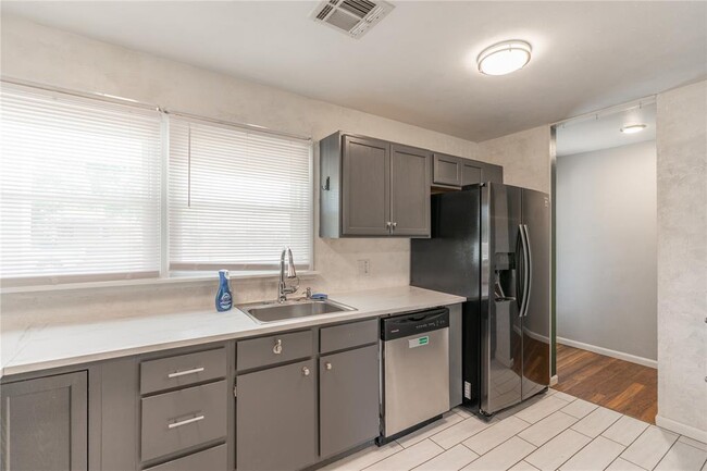 Building Photo - 718 Highland Pkwy