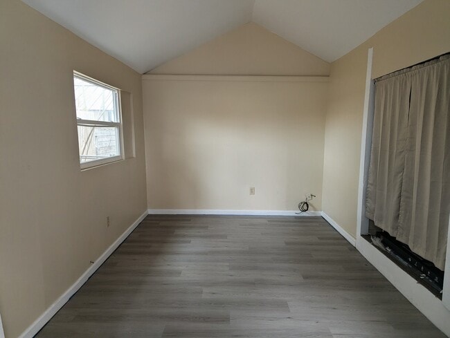 Building Photo - 1411