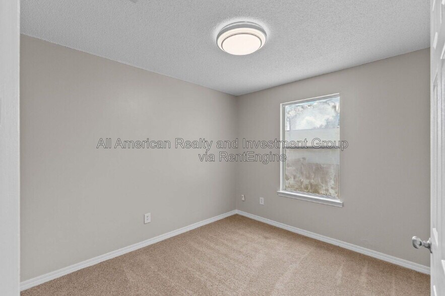 Building Photo - 216 Lustan Dr