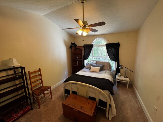 Building Photo - Room in House on Tyson Rd