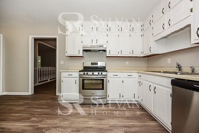 Building Photo - Spacious 3BR Home Awaits You!
