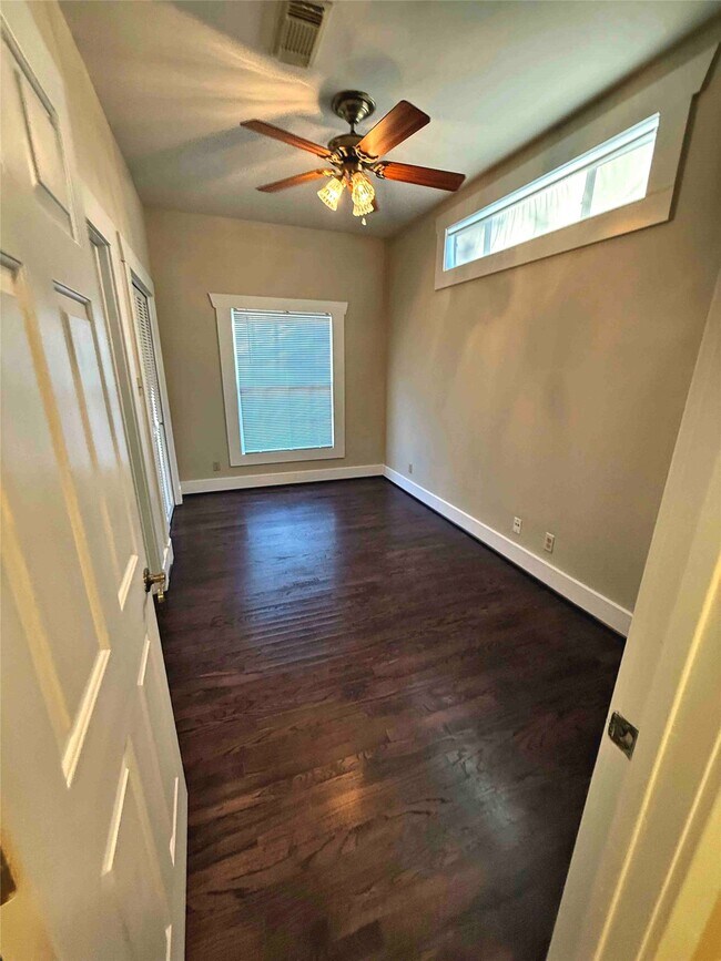 Building Photo - 604 E 17th St