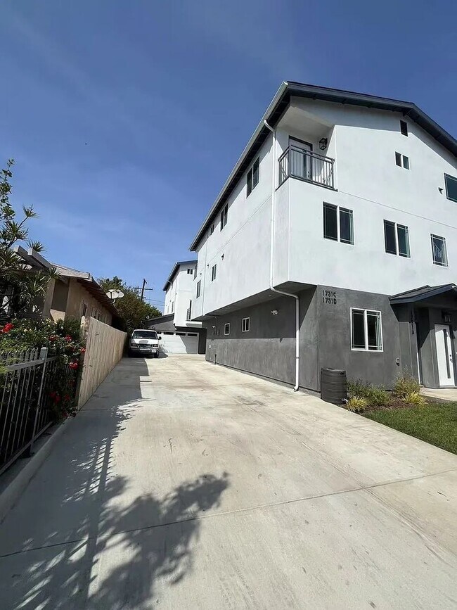Primary Photo - 1731 E 68th St