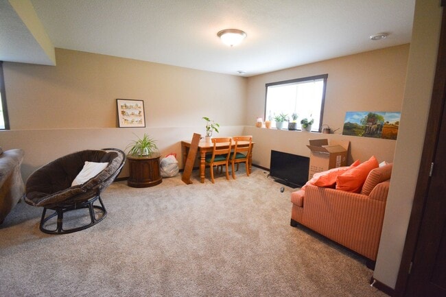Building Photo - Beautiful and Spacious 4 Bedroom 3 Bath Av...