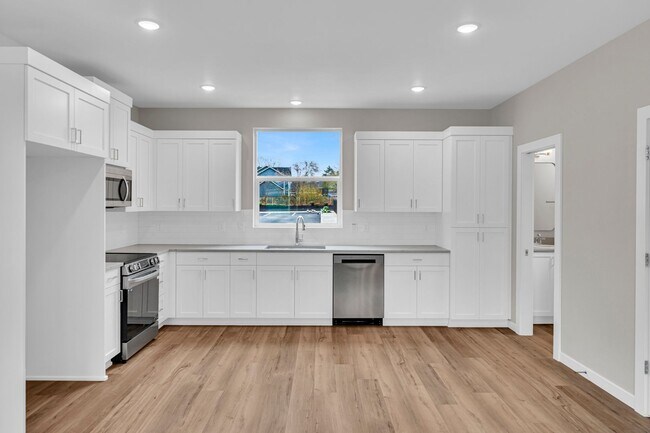 Building Photo - Move In Special Up to 3 Months Free - Newb...