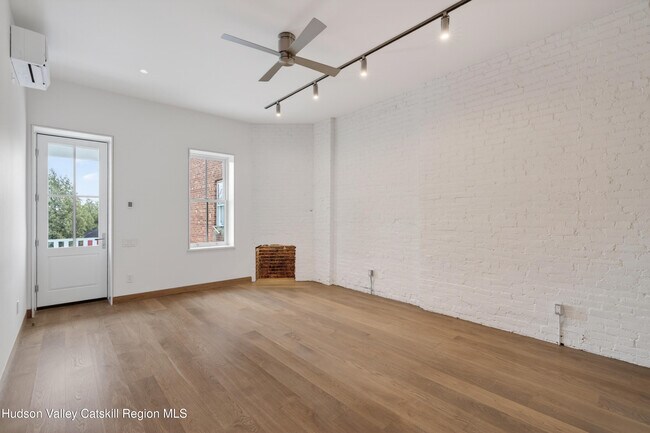 Building Photo - 316 Wall St