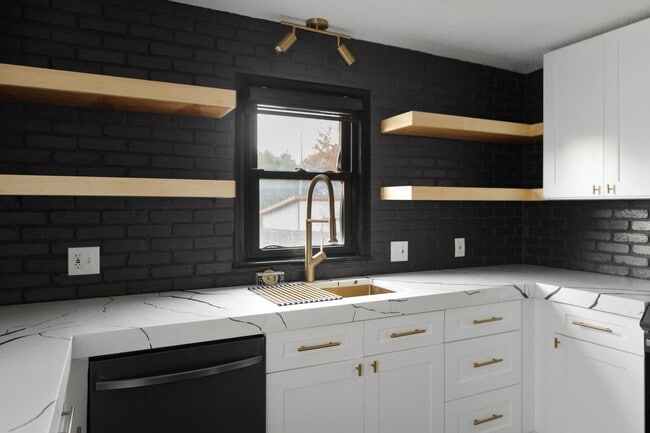 Building Photo - Pendleton Heights 4BR—Updated Historic Cha...