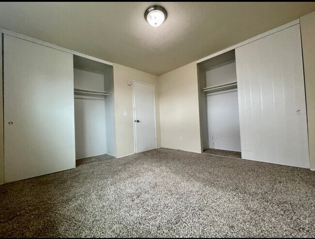 Building Photo - Spacious Top Floor One Bedroom With Front ...