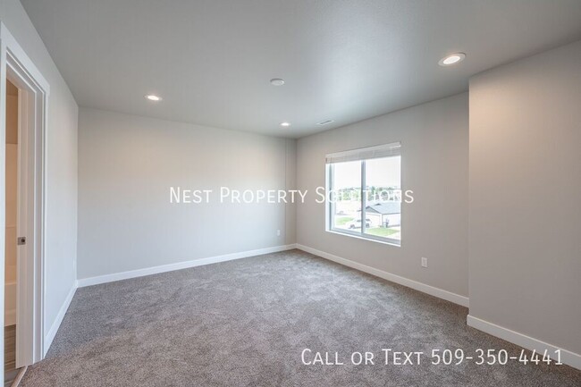 Building Photo - 3 Bed, 2.5 Bath Duplex in Royal City, WA