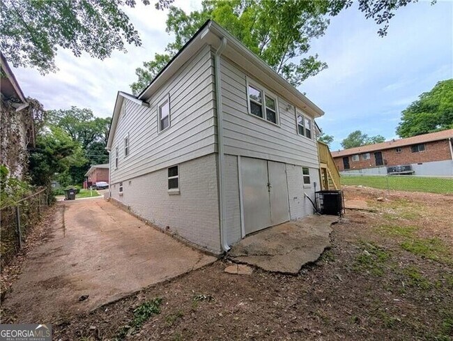 Building Photo - 1377 Pine Ave