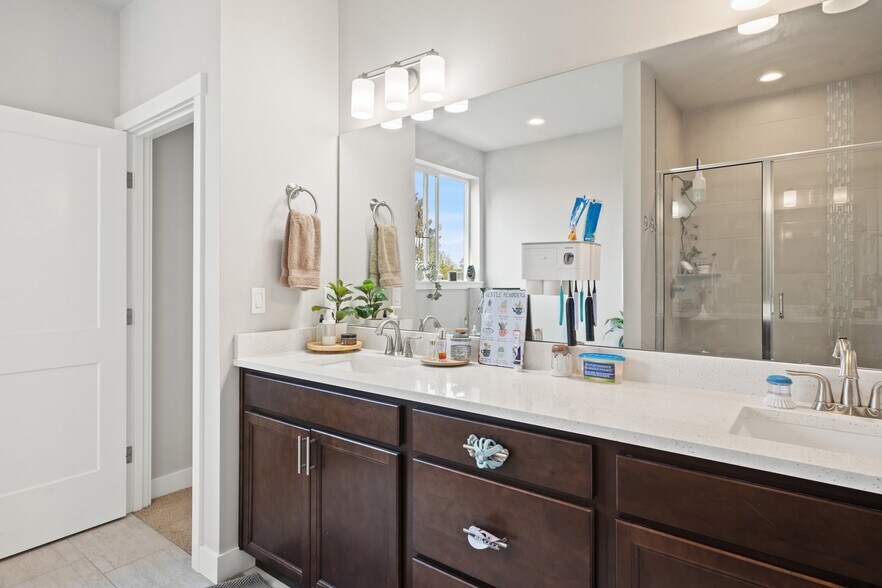 Master Suite Bathroom (Entry Way) - 1182 NE Sockeye Ct