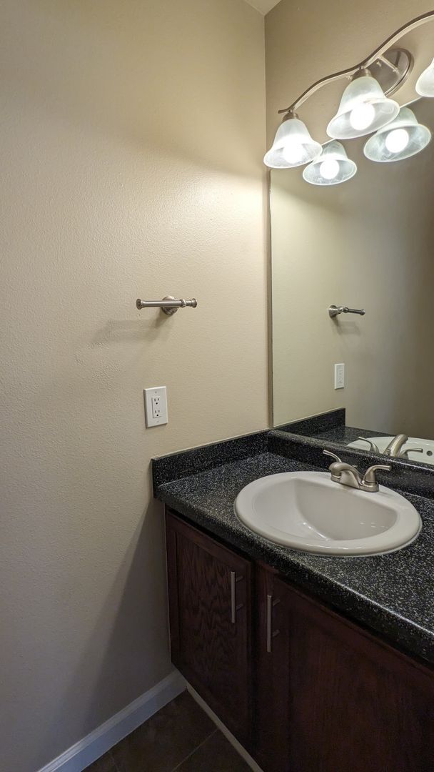 Building Photo - SPACIOUS TWO STORY 3 BED/2.5 BATH WITH FENCED BACKYARD IN CUL-DE-SAC!