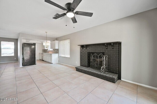 Building Photo - 531 W Emelita Ave