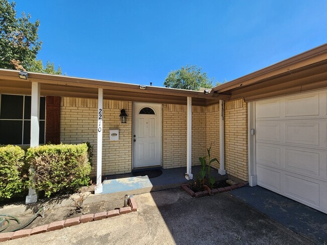 Building Photo - 2210 Newcastle Dr