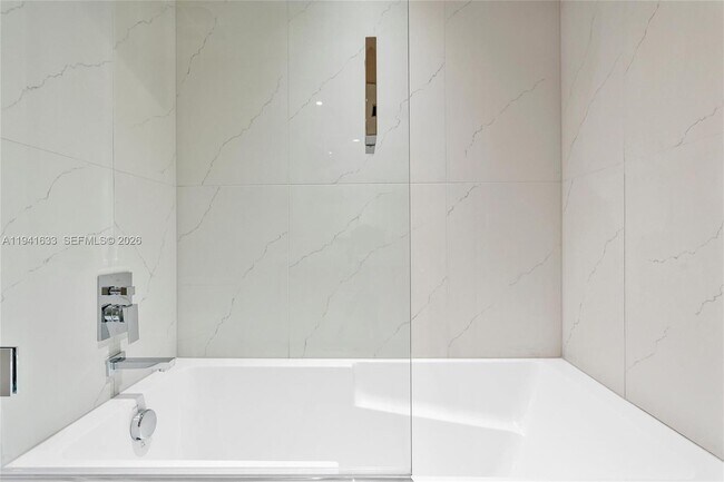 Building Photo - 9901 W Bay Harbor Dr