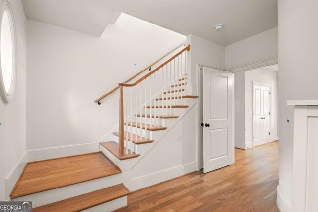 Building Photo - 689 Fraser St SE