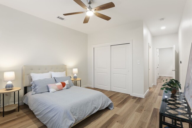 Building Photo - 2BD/2.5BA Townhouse w/ Private Fenced in Backyard, Covered Off Street Parking!