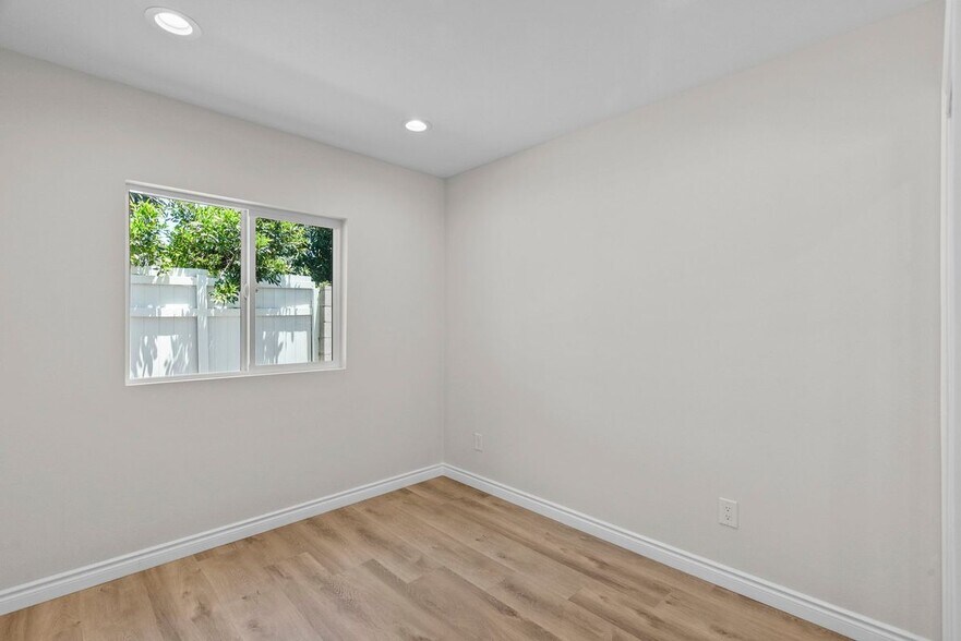 Building Photo - 1745 1/2 West 39th Street