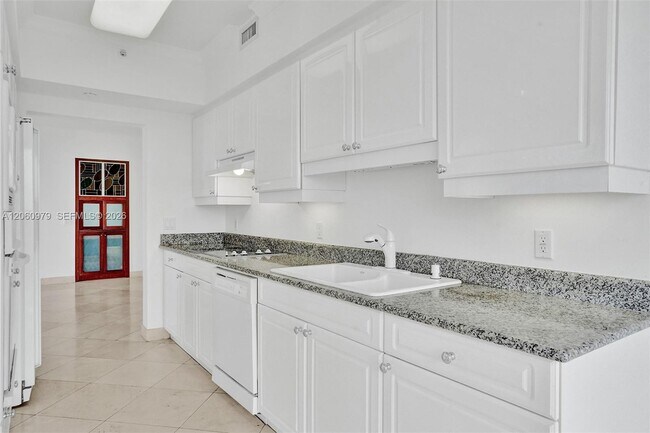 Building Photo - 4775 Collins Ave