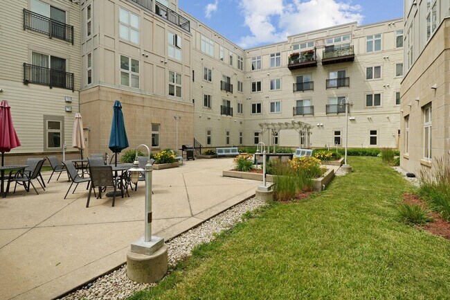 Building Photo - 141 Main St