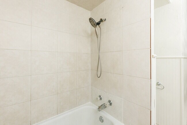 Building Photo - Large 3 bedroom in Tech Terrace