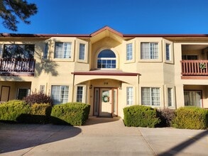 Building Photo - Rare Ground Level Unit - 2 Bed / 1 Bath w/private yard