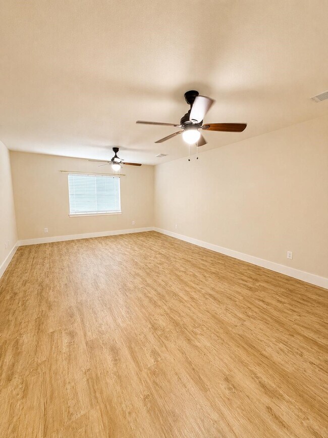 Building Photo - 6146 Settlers Lake Cir W