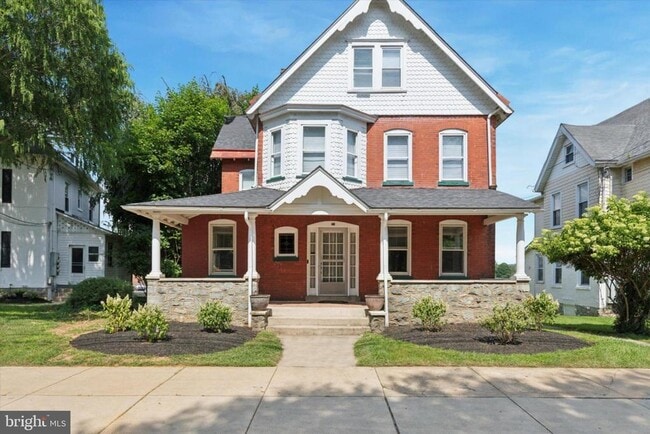 Primary Photo - 31 Downing Ave